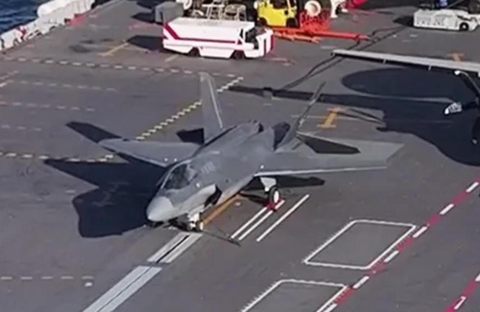 福建舰硬核拜年，新涂装歼-35首次公开亮相，上深下浅涂装很是不同。放大对比，这不