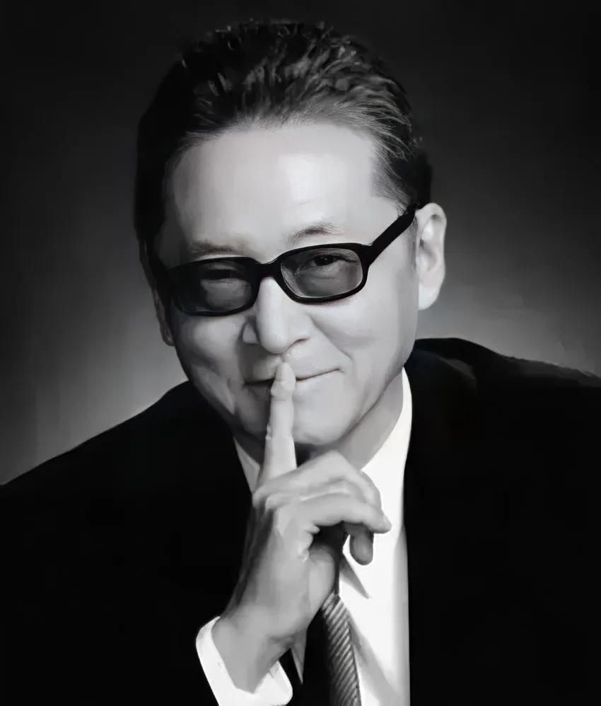 李敖曾说：​
“不要崇拜任何人，
绝大部分有头有脸的人，都是坏人，
他们不坏，根