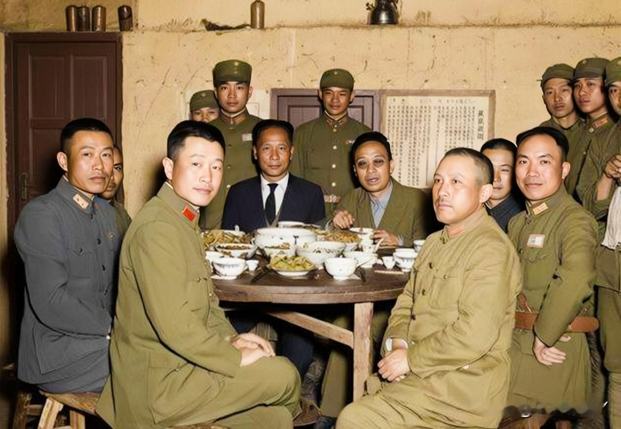 这是杜聿明与邱清泉等将领们在昆仑关战役期间一次用餐时的一张老照片，拍摄于一九三九