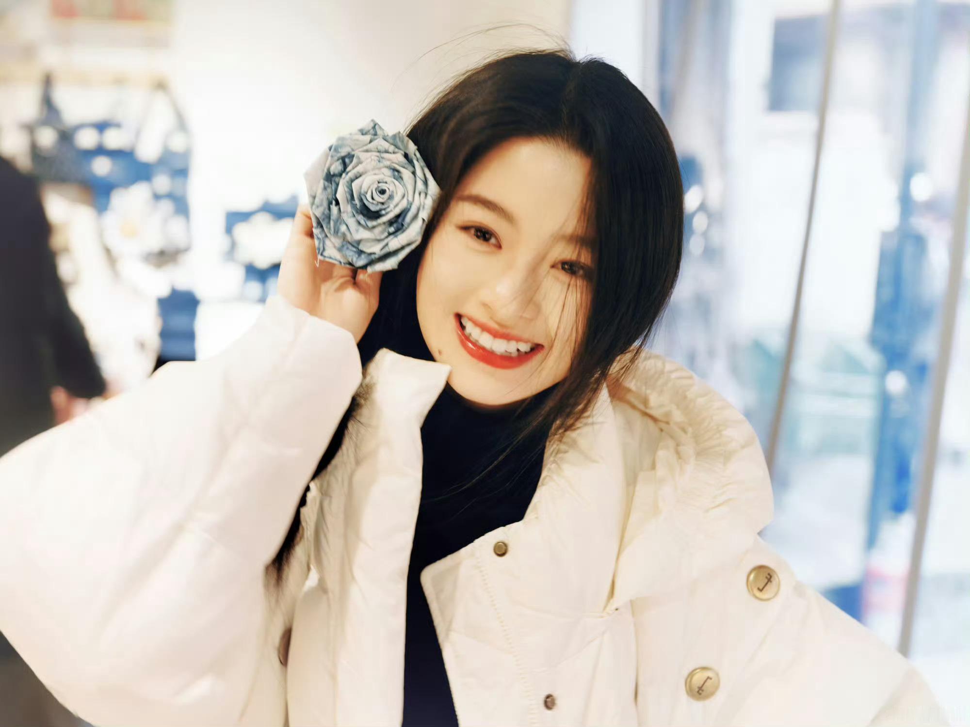 黄杨钿甜官宣微博之夜05花黄杨钿甜官宣出席微博之夜啦！新生代小花气场拉满！ 从《