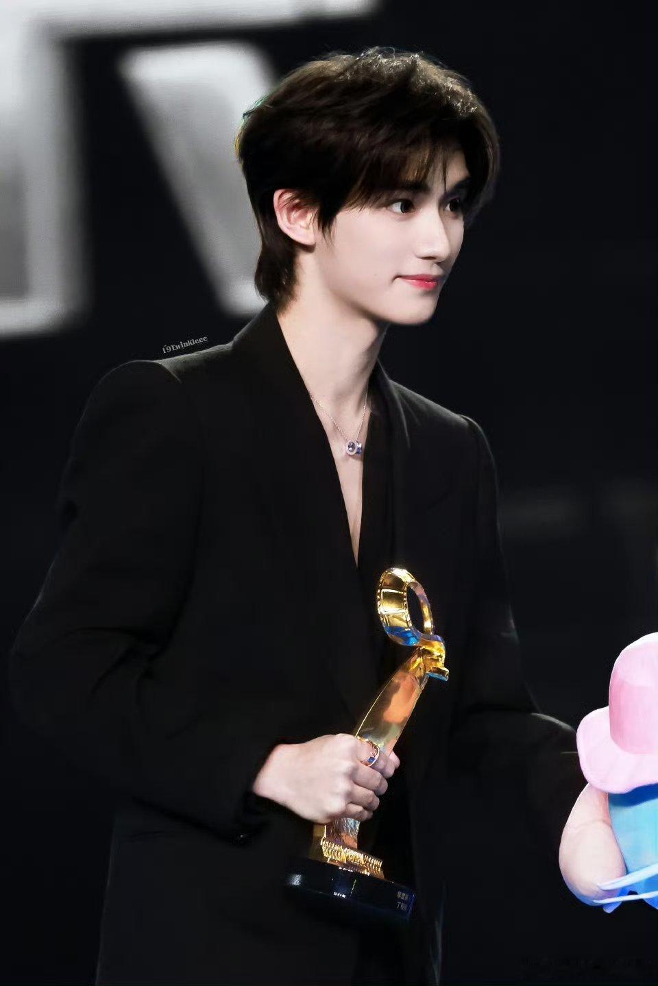 丁程鑫在中国电影大数据荣誉之夜红毯，这个风也真的太懂事了年底新人小丁 ​​​