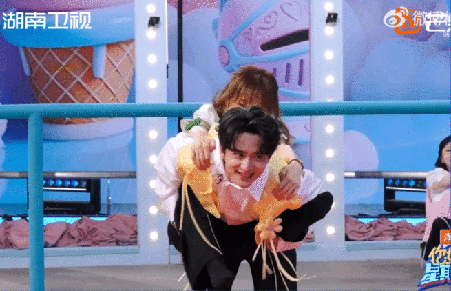 孟佳的舞蹈功力用在张新成身上了一开门发现不是队友，孟佳直接开启阻碍模式哈哈你好星