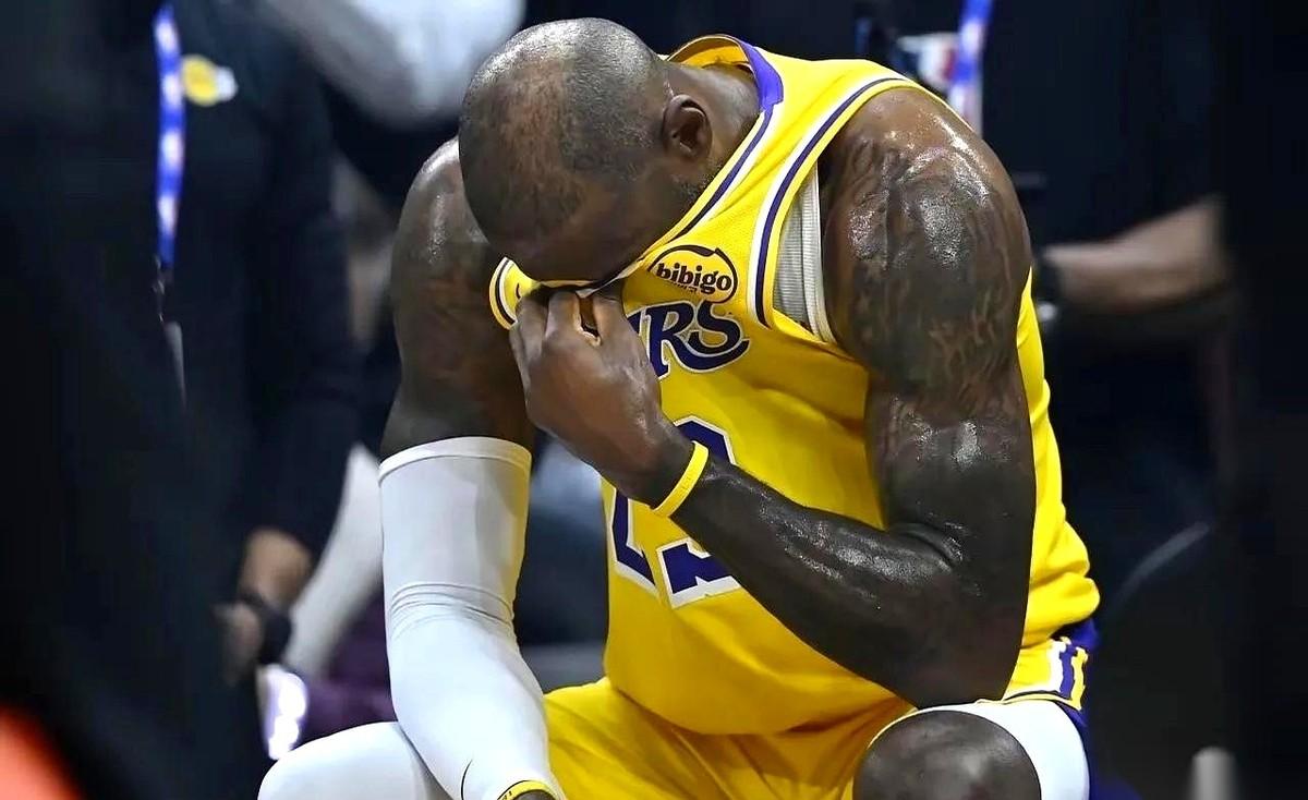 湖人下一场要硬碰雷霆，但现在最火的话题不是输赢，而是詹姆斯该不该坐板凳。
有人提