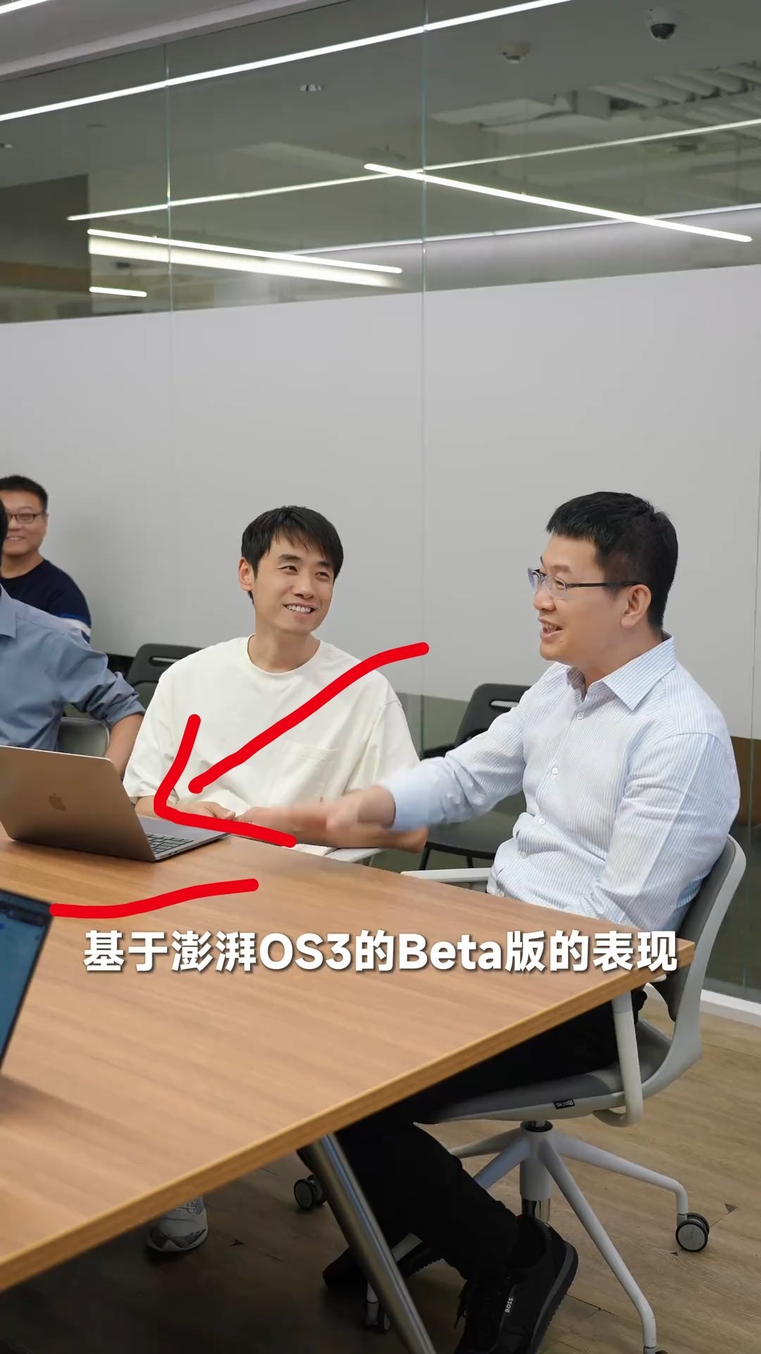 金凡上桌了，发现桌子上有个苹果笔记本，是不是小米笔记本也要向苹果本看齐了 ​​​