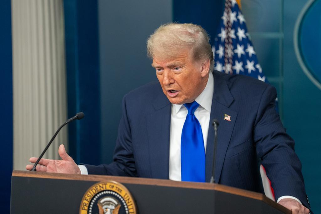 🔥 狂放狠话！特朗普对伊朗的极限施压，太硬了！真的太敢说了！特朗普这阵子对伊朗