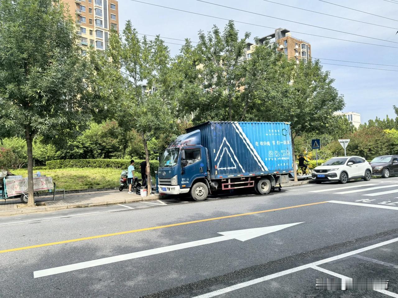 常年泊在路旁的废品收购车。