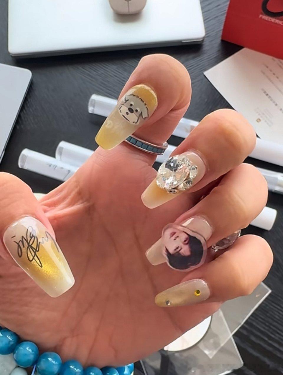 摩登兄弟[超话] 这个美甲💅🏻酷啊！无名指那个还会转呢！cr🫘 ​​​