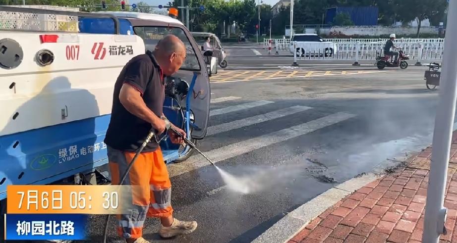 7月6日清晨，聊城街头已是一片忙碌景象。在柳园北路与香江路等主干道，环卫工人正手