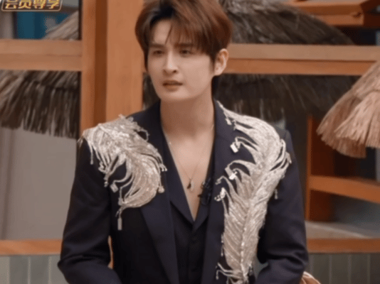 张远怎么全面成这样了我就说远渊是很有趣的人吧！台上深情歌手，台下有梗男孩，我们这