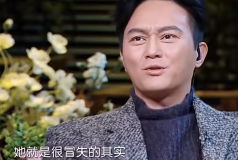 袁咏仪不小心摔坐在地上了，张智霖吐槽袁咏仪很冒失。
张智霖：“她就是很冒失的其实