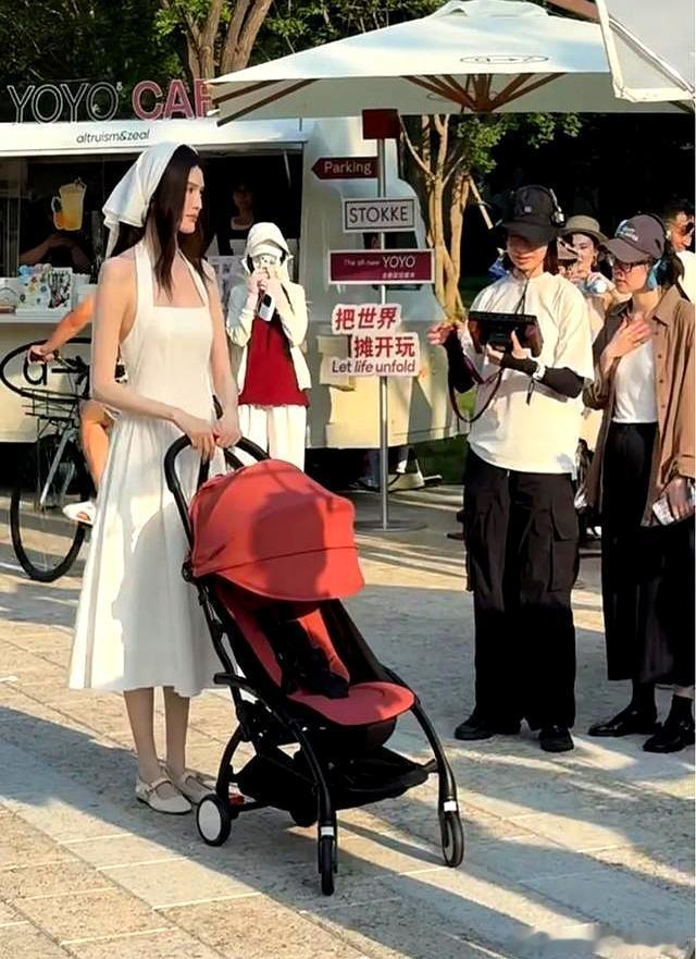 何穗阿那亚拍婴儿车广告，白头巾显肤白，真实状态却很接地气 