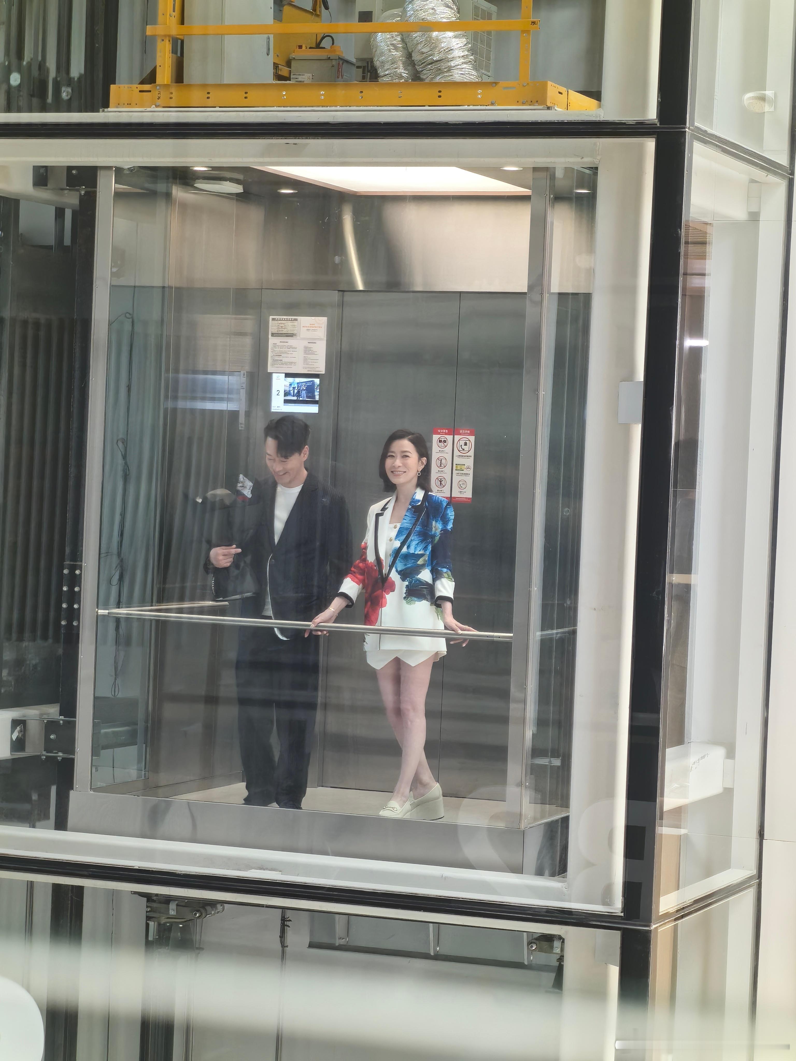 #林峯扫楼全程护着佘诗曼# 九敏！佘诗曼林峯又合体了，比上次还要甜！之前还只是开