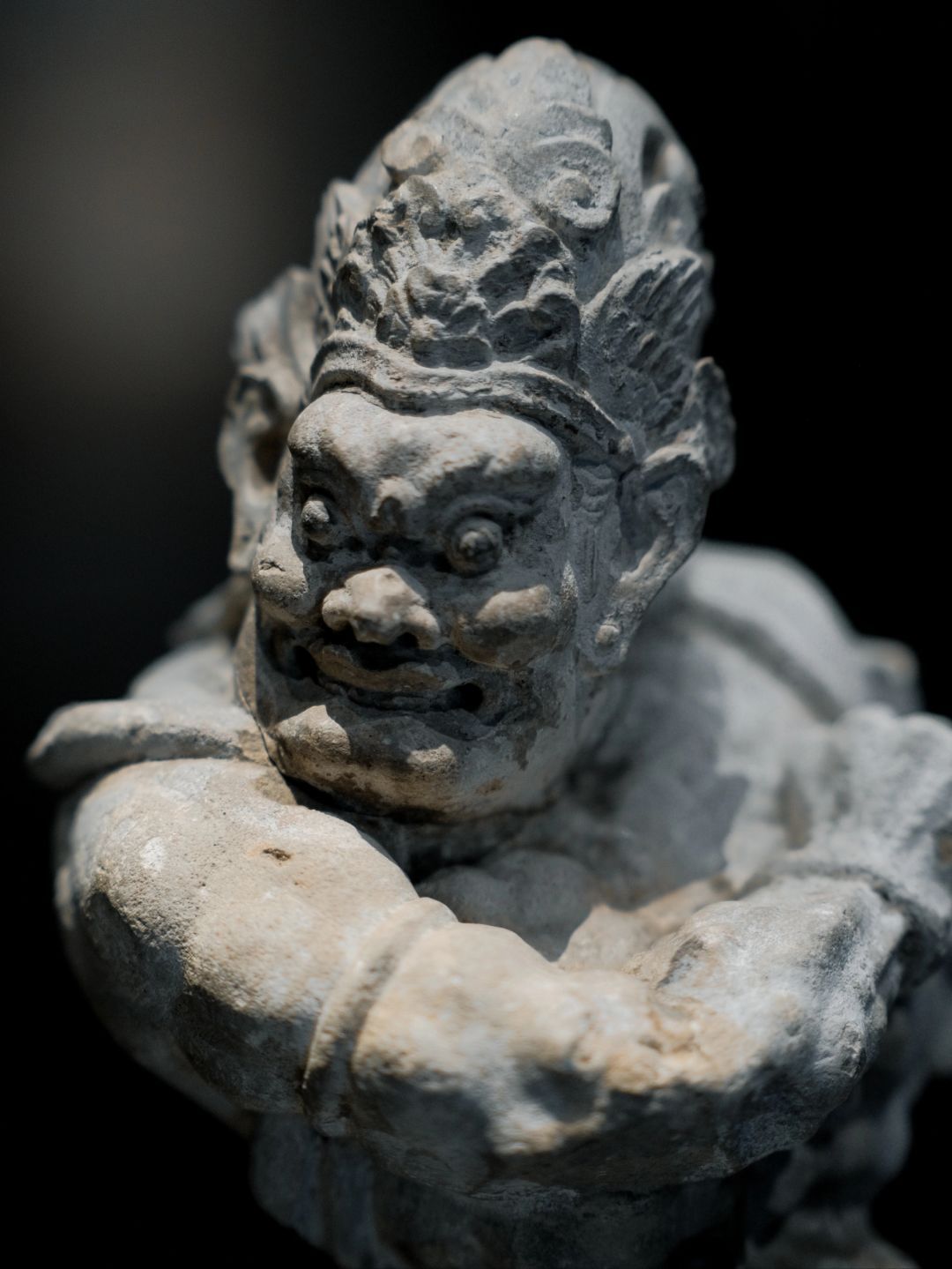 来自大唐的阳刚之美 | 唐·护法力士像 | 大同博物馆 这尊力士身体微向前倾，头