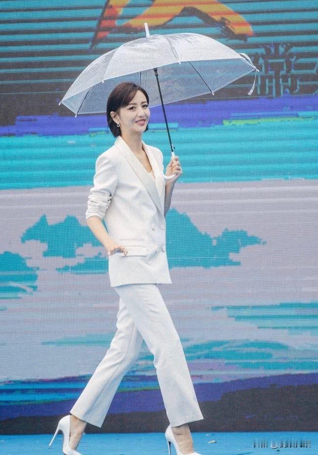 佟丽娅西装确实很正，阳光又大方。
这么好的身材，
如果进体制内适合做什么职务呢？