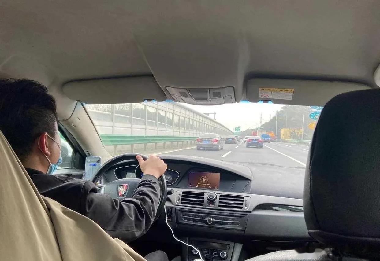 今天我打了这辆网约车，坐在上面有点提心吊胆，大家不觉得这车上缺了点什么吗？[捂脸