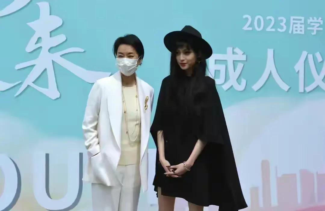 毛阿敏女儿打扮成熟引发网友热议

4月24日，知名歌手毛阿敏被拍到现身女儿成人礼