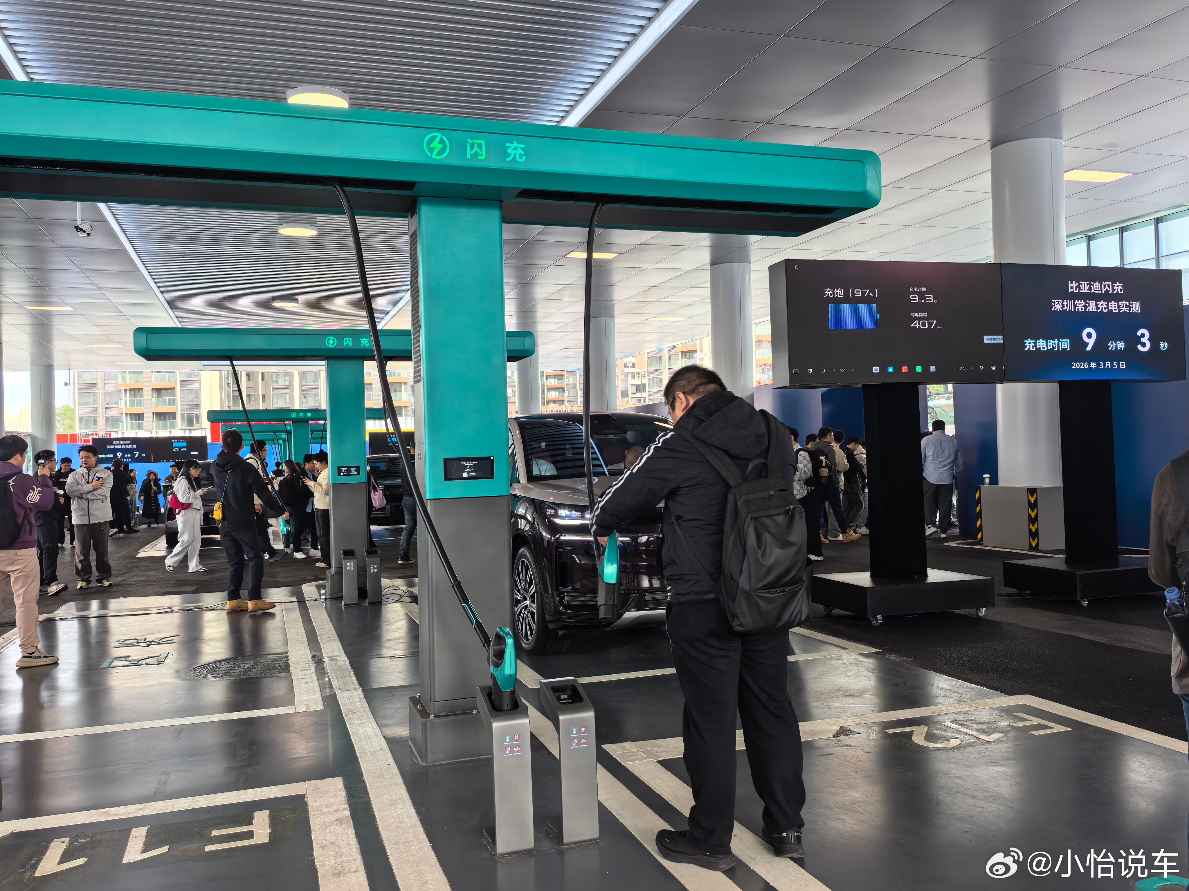 太牛了！比亚迪全球首创闪充桩来了悬挂式滑轨设计更轻更便捷，我实际体验了一下，女孩