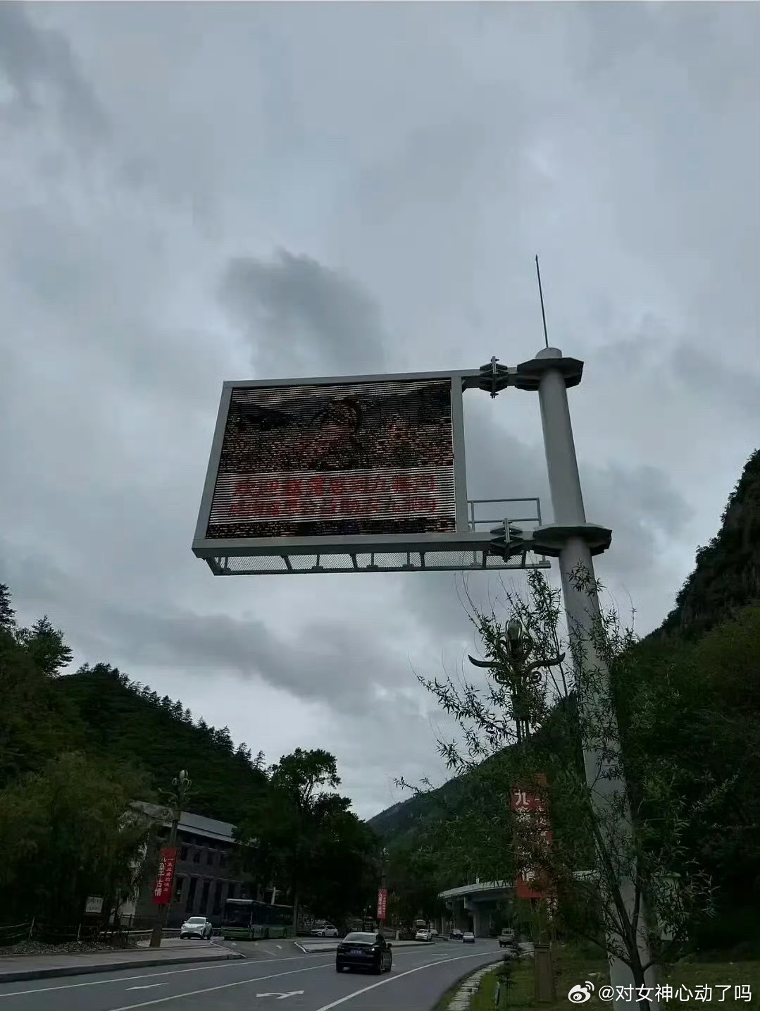 “欢迎赵露思到九寨沟，感谢露思公益助农九寨沟”九寨沟太宠这个四川家乡艺人露皇了，