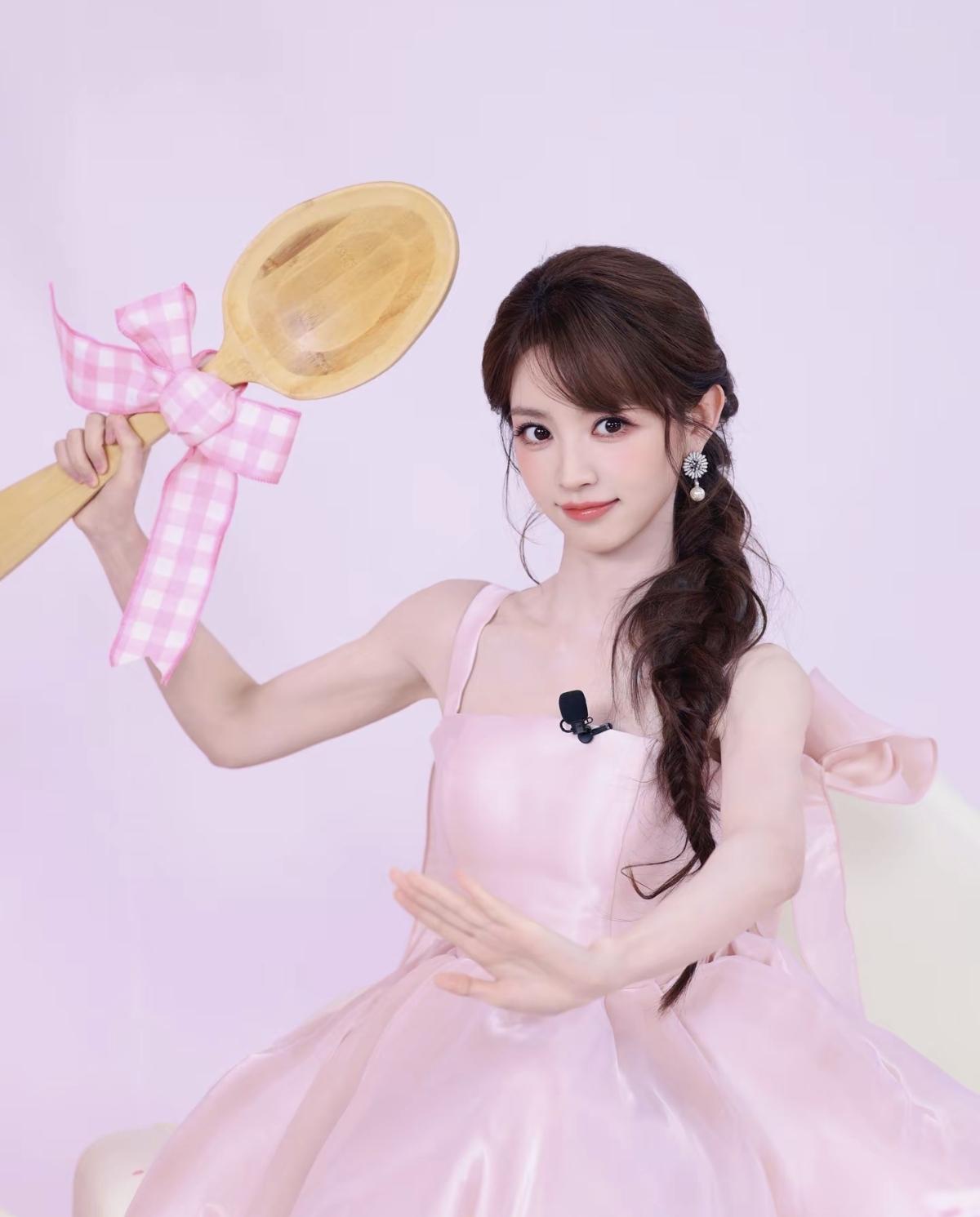 田曦薇一身浅粉色缎面公主裙，侧编麻花辫，甜美的少女感扑面而来[赞][给力]娱乐明