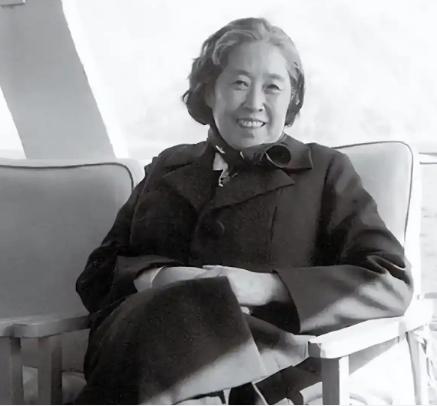 2006年，王光美因病去世。临终前，她突然向女儿刘亭抱拳作揖，虚弱地说："女儿，