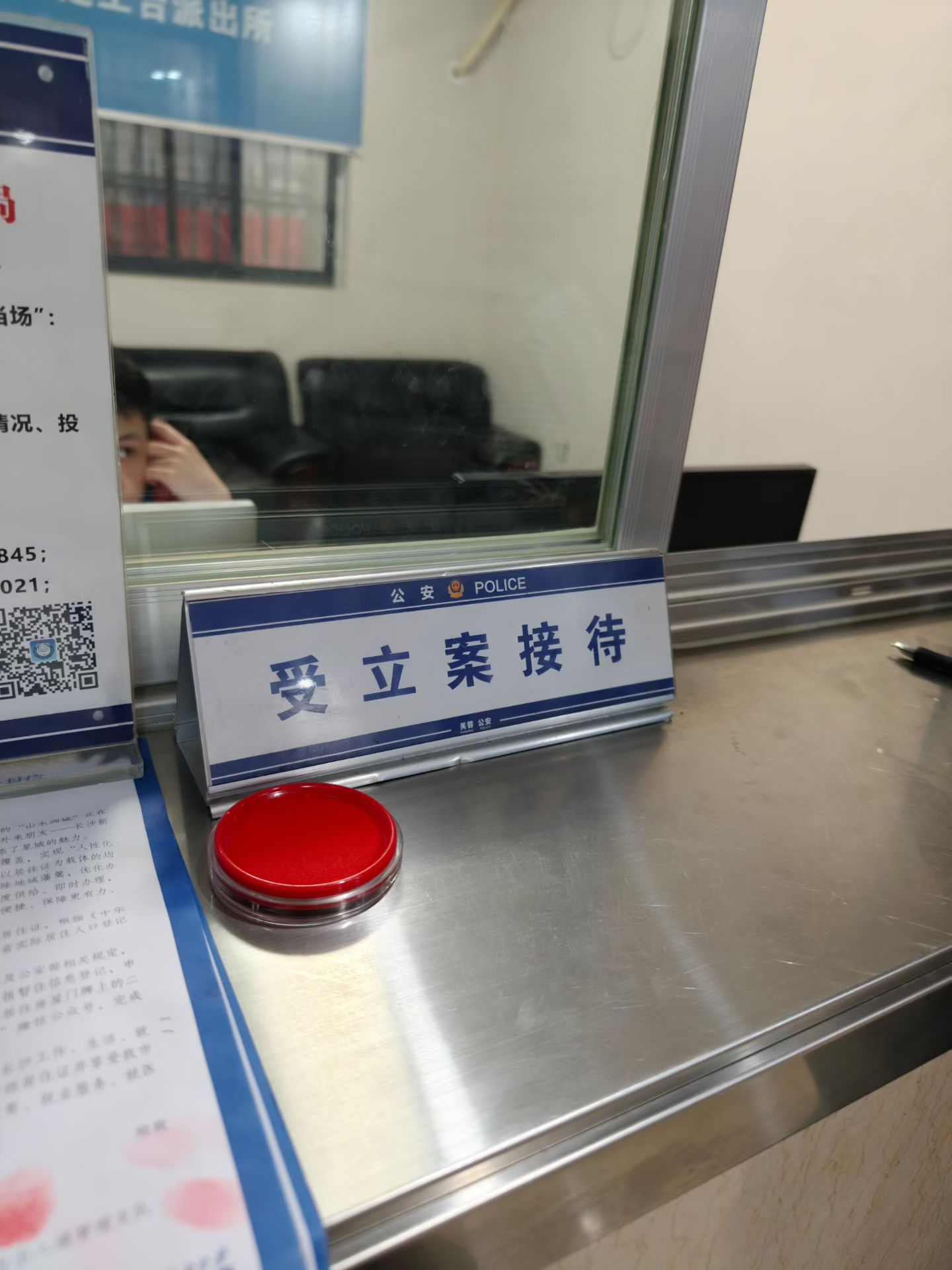 这人在六个监控下偷手机，还在市场直接想卖掉，然后抓了去派出所，结果才15岁，估计