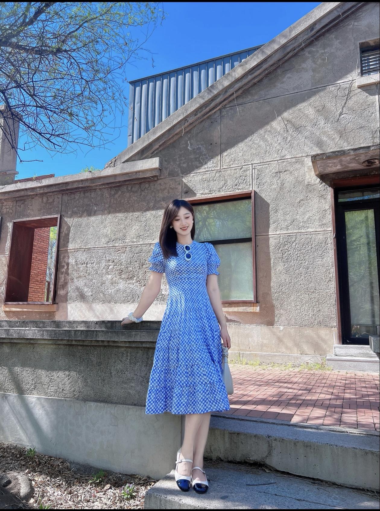 蓝裙映晴空，笑语入画来