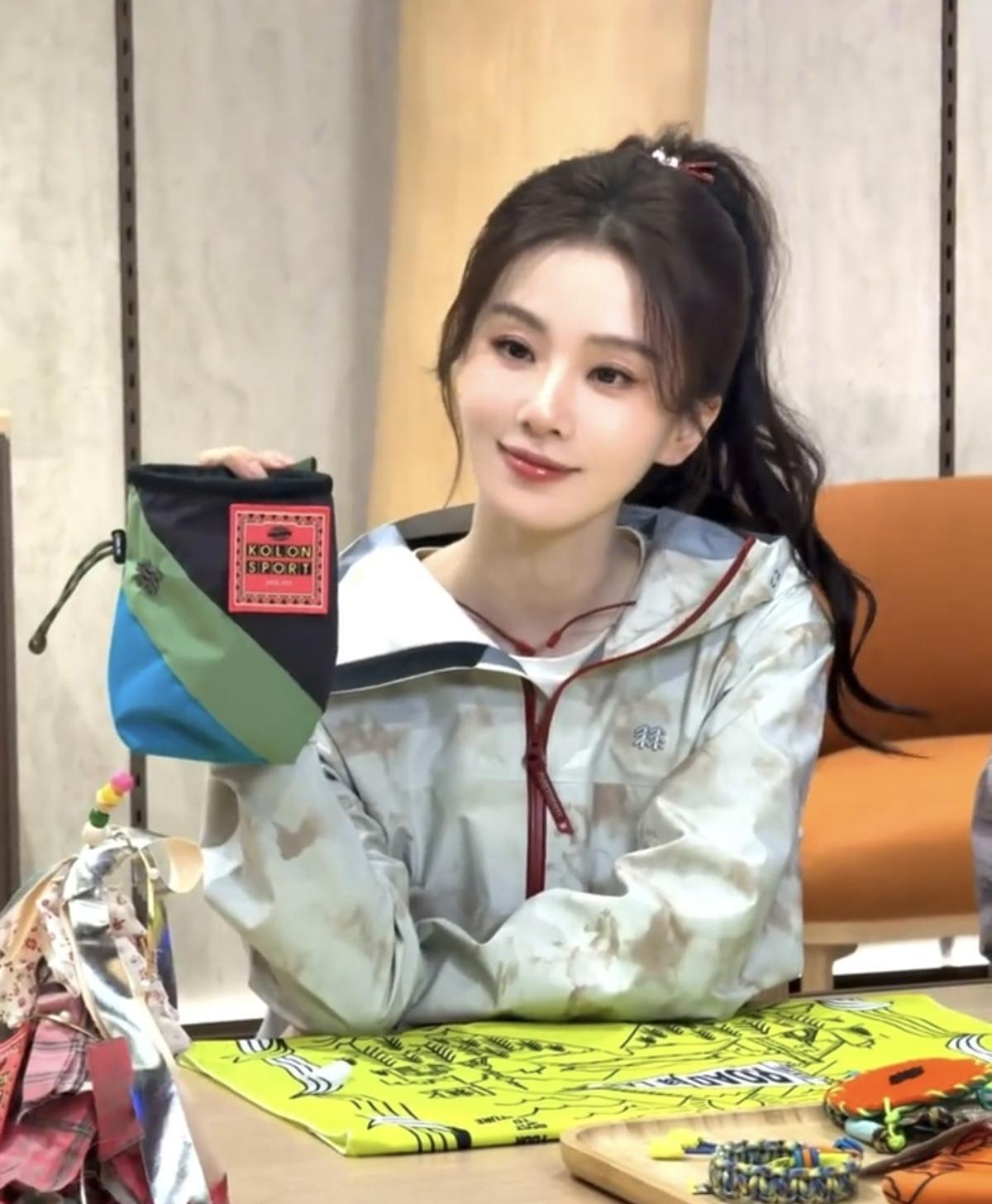 甜酷学姐，青春女大[送心]又美又萌又帅气，元气满满[比心]太美了，又白又美好有气