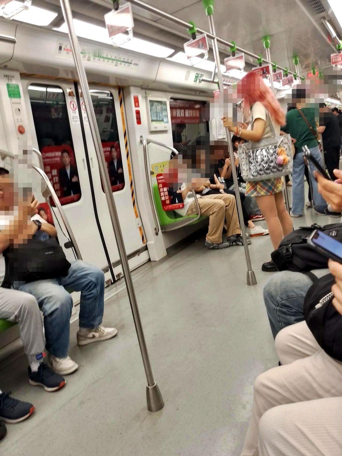 最近在南京坐地铁发现个怪现象，外国留学生突然变少了。

以前3号线上隔三差五就能