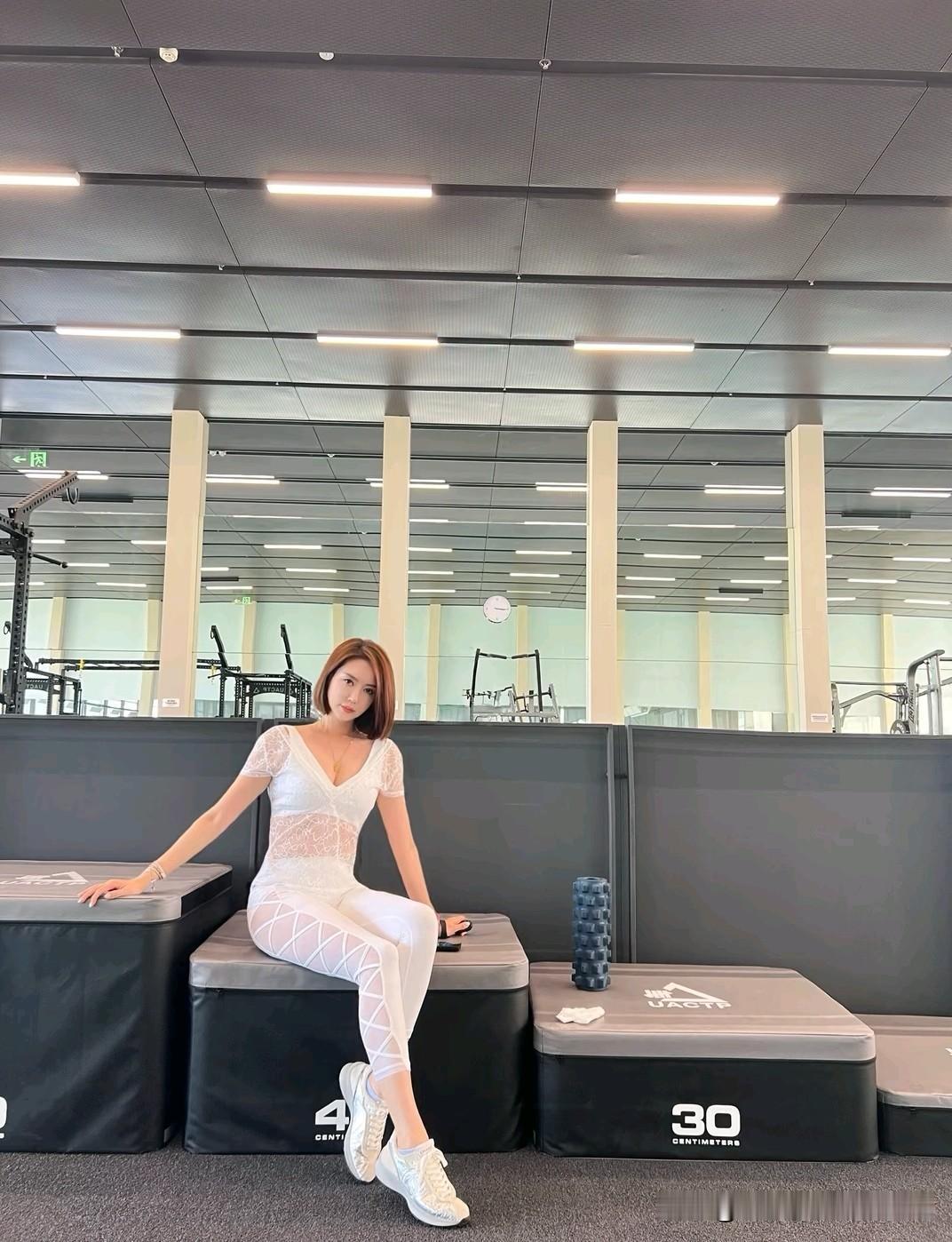 新年生活图鉴健身房里的大神，榜样