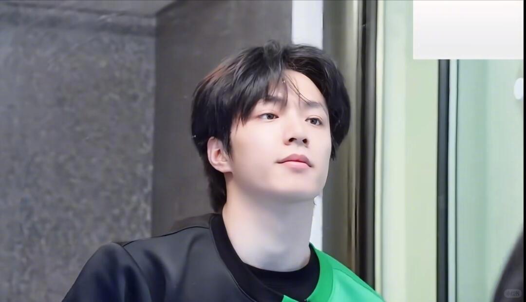 刘耀文素颜太权威了 素颜无滤镜也能直接封神，骨相优越眉眼精致，自带建模脸既视感，