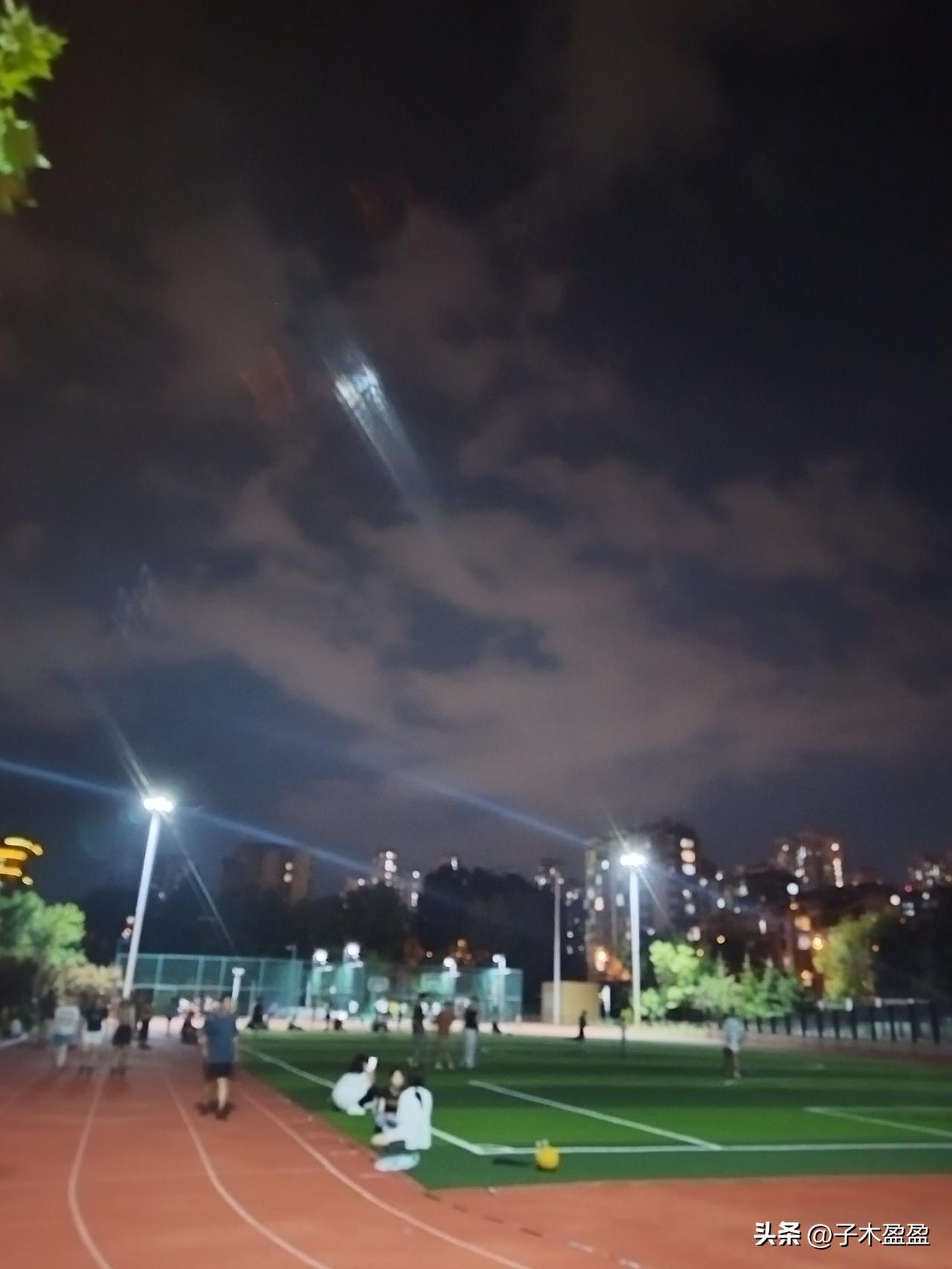 操场上，两个两岁多小娃娃，并排躺在地上滚来滚去，一边稚嫩的聊着天，一边咯咯咯笑着