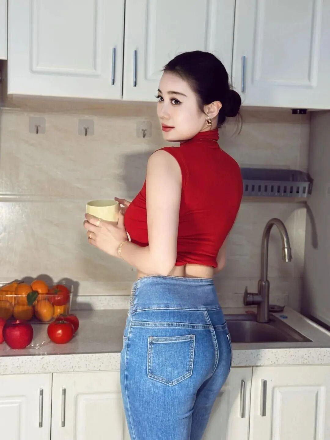 牛仔裤的女孩在厨房里喝咖啡，在繁华的街边留下美丽的写真，在小区内休闲短裤自拍被牛