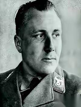 希特勒的秘书，马丁·鲍曼，可能是二战后最会“藏”的纳粹。全世界的情报机构，从阿根