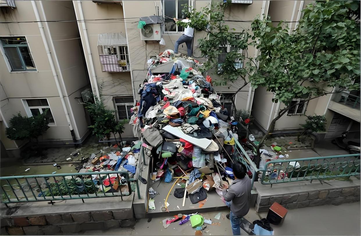 垃圾堆成山屋里挺大啊