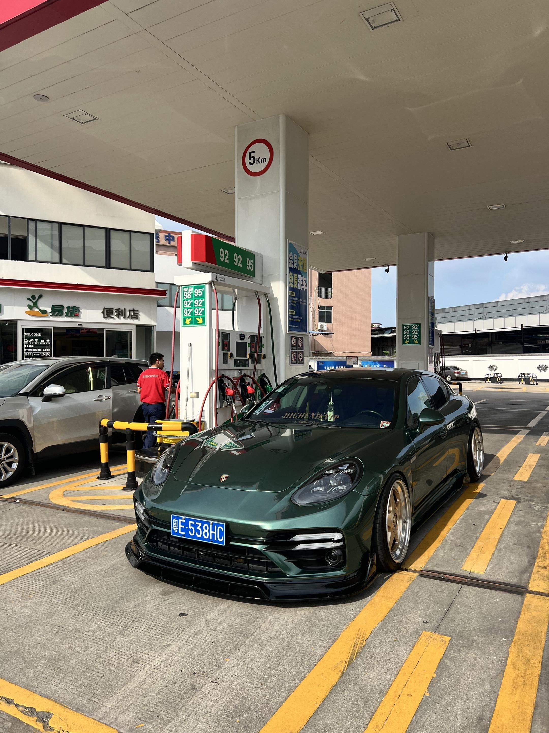 油已经加好了、吃饭的地方也订好了、我也已经到了你家楼下了………AI解析