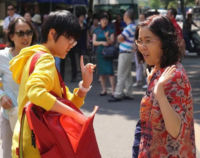 女性视角：结了婚又要生娃，又要上班，还是单身比较自在。
如果有人提倡让女人只生娃