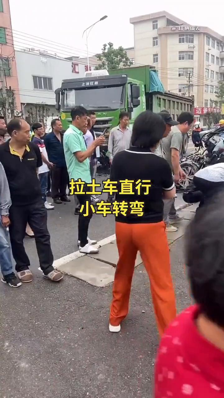 拉土车直行，小车转弯。