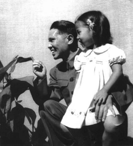 1954年8月，朱良才和女儿筱秋在北京。