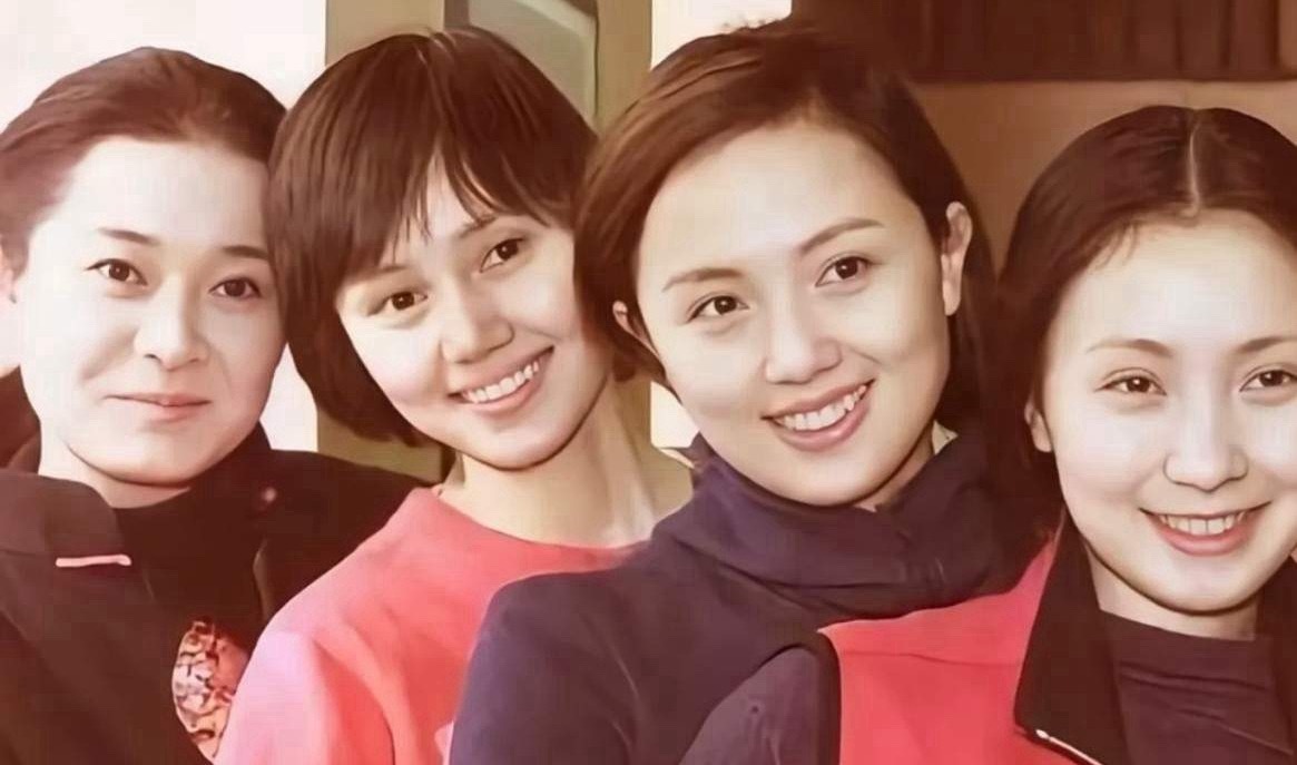 她曾经那么美，真的好突然好可惜～中戏上学时，朱媛媛和陶红、袁泉、辛柏青的合影，中