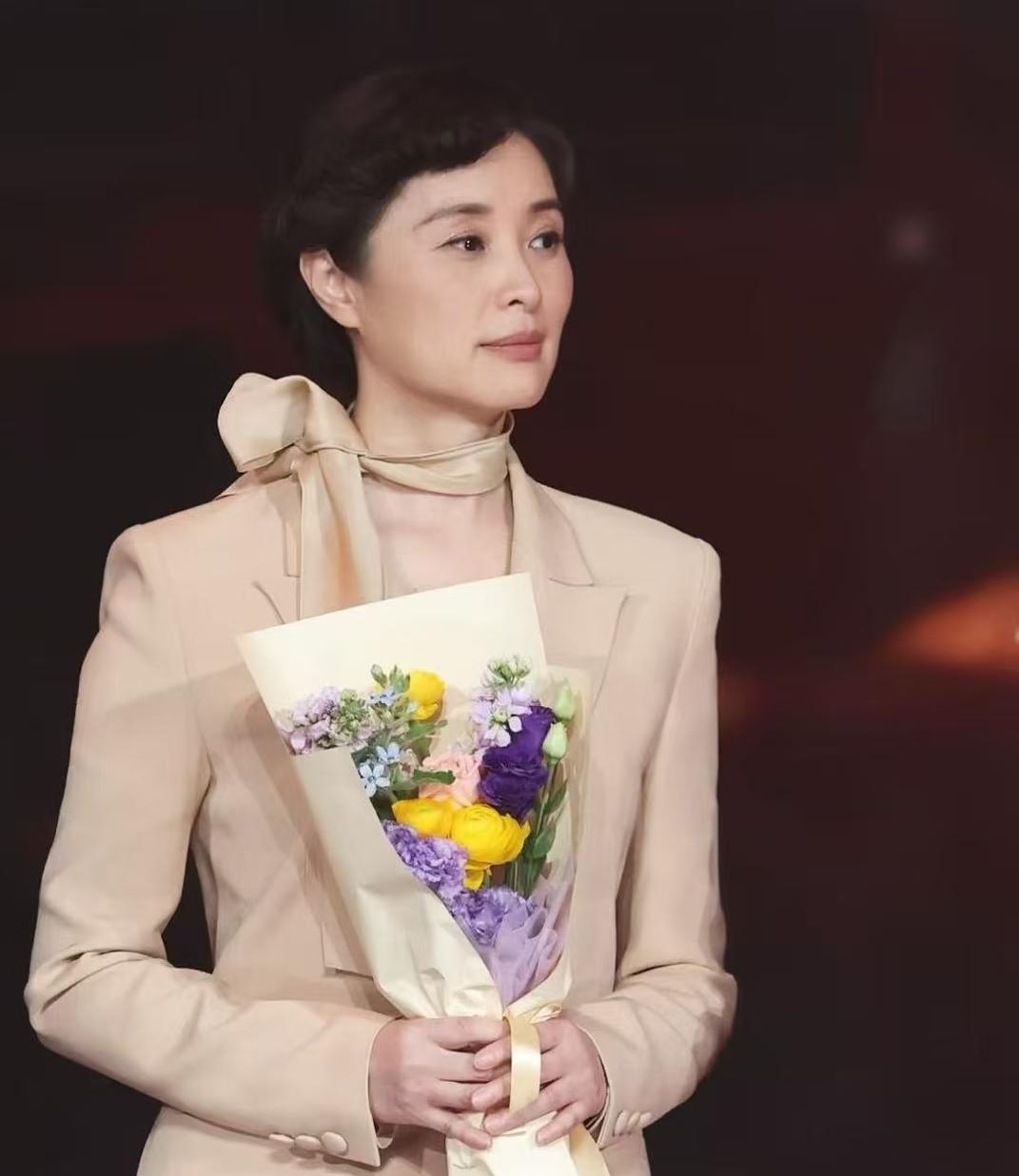 50多岁气质还这么好，天然美女，她的美，虽然不让人一眼觉得惊艳，但是让人看着舒服