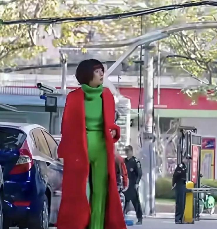 马伊琍当年拍《前半生》，导演给了笔钱，让她自己买衣服。她挑了好几天，专捡红配绿、