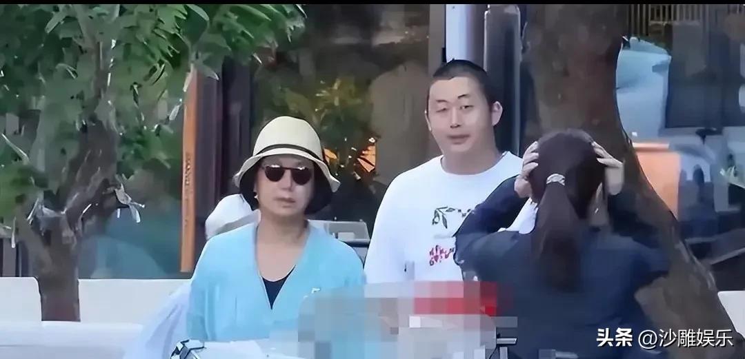 蒋雯丽，25岁儿子近照曝光！

6月27日，60岁的蒋雯丽突然冲上热搜。

这一