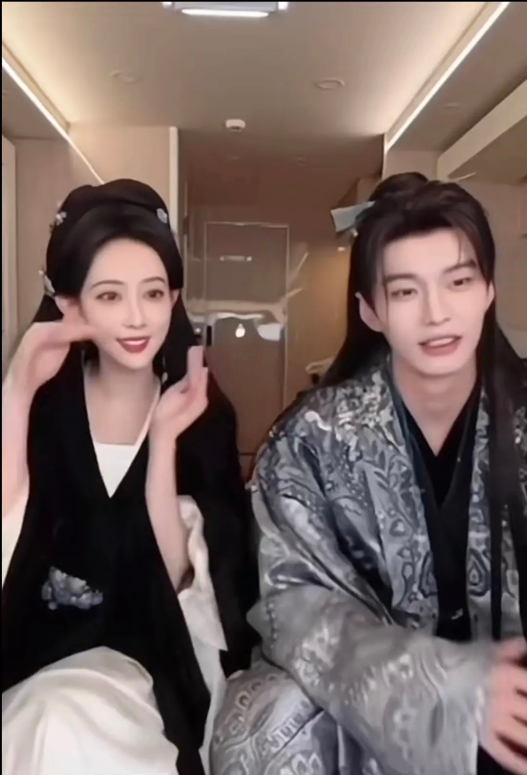 谁调的美颜？谁调的滤镜？这开的也是真没审美，都认不出明星了，艺人开直播就应该无美