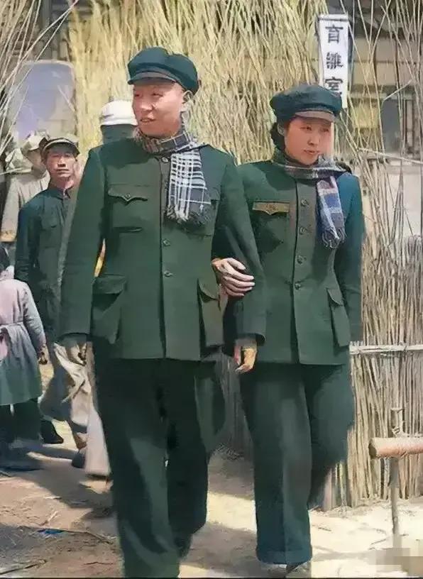 1948年，刘少奇和新婚妻子王光美一同外出，王光美接受过高等教育，为新时代的女性