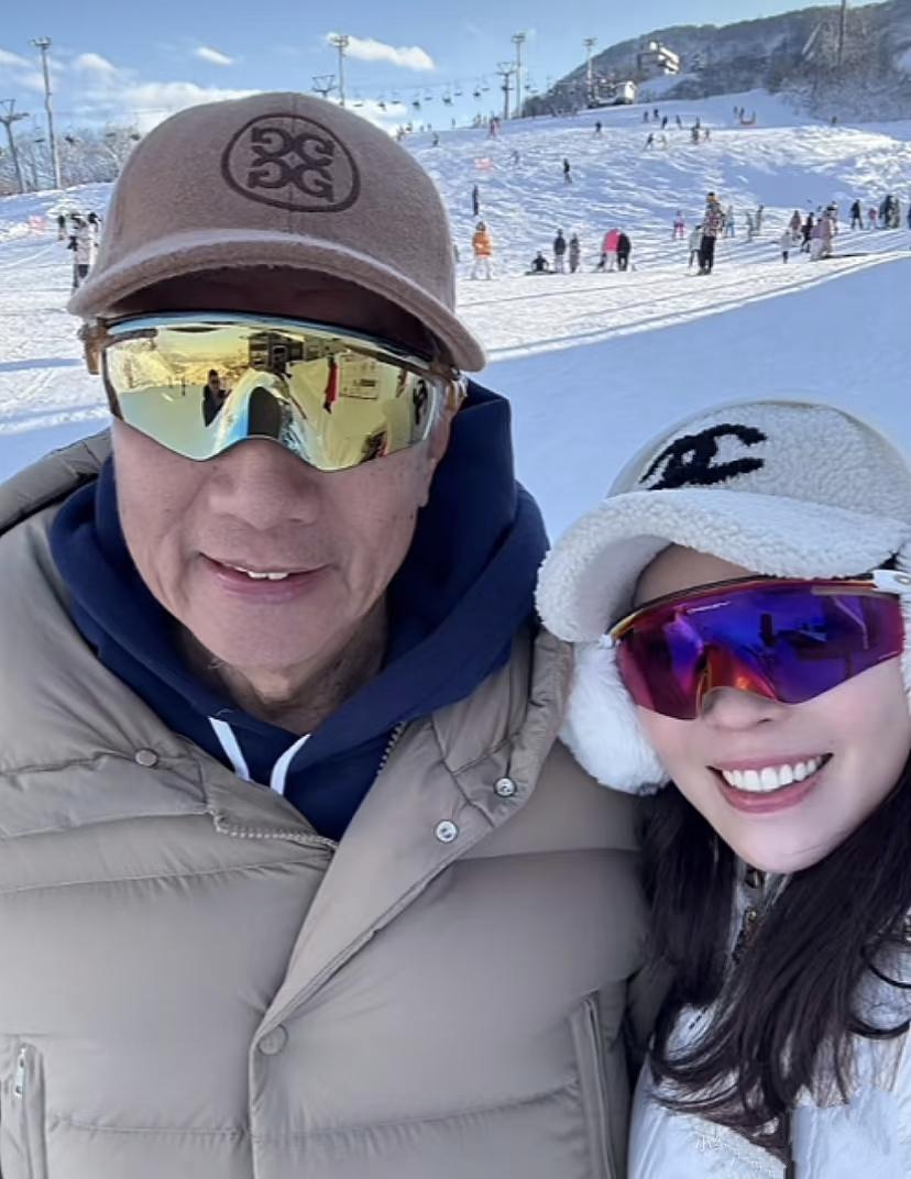 郭台铭说他的老婆没有钱的味道。郭台铭曾馨莹的全家旅行！绰号「狗狗」的名...