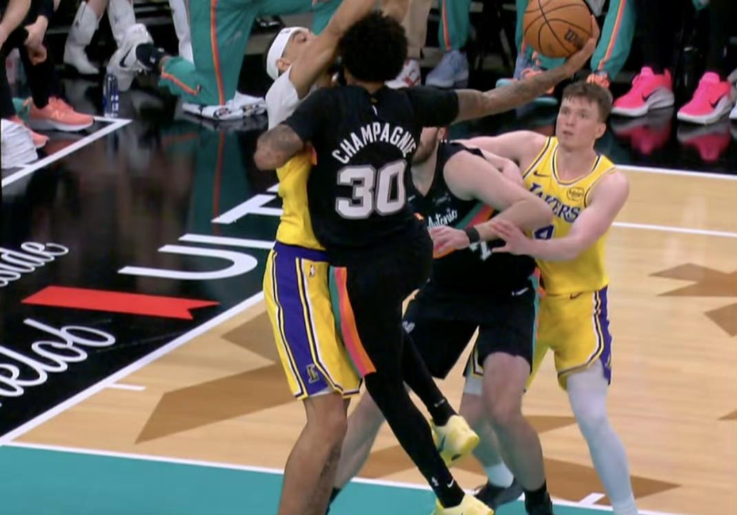 克内克特迷失之夜引热议！
湖人新星克内克特在2026年1月8日对阵马刺的比赛中，