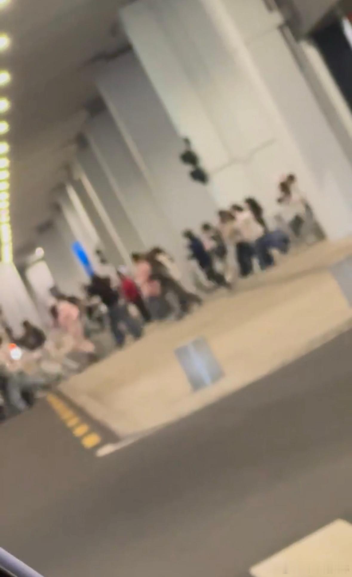 张奕然挥手驱赶拍摄者张奕然遇到的私生问题已严重威胁其人身安全和心理健康。主要表现