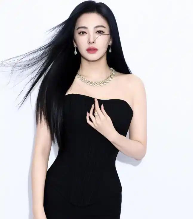 这简直是真人版“举报套娃”——被前夫的前任给实名举报了。

张雨绮近日被前夫的前