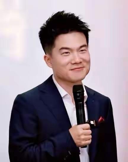 火光冲天那一夜，名字成了考卷。网络上，人们盯着董宇辉。

第二天醒来，韩红基金会