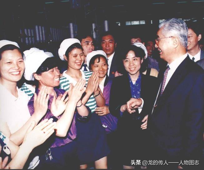 1993年5月25日，荣毅仁在江苏无锡第一棉纺织厂与职工亲切交谈。